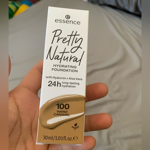 NIB ESSENCE Pretty Natural Hydrating Foundation Color: Warm Caramel 100 - Picture 5 of 10